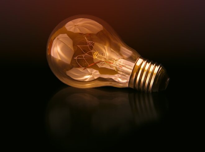 LED bulb vs traditional incandescent bulb energy efficiency lighting technology